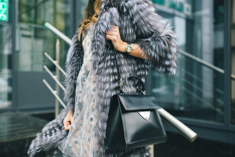 Elegant Women’s Designer Handbags – Up to 50% Off!